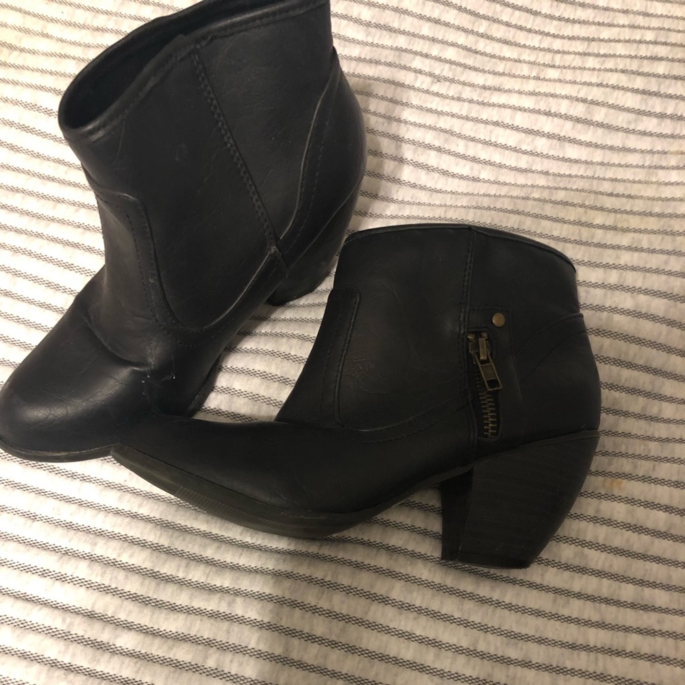 Boutique ankle booties size 6.5 but fits like a 7